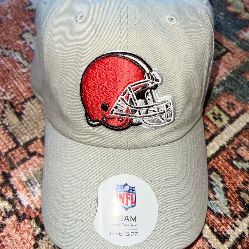 New with tags Cleveland Browns Adjustable Cap One Size NFL TEAM APPAREL